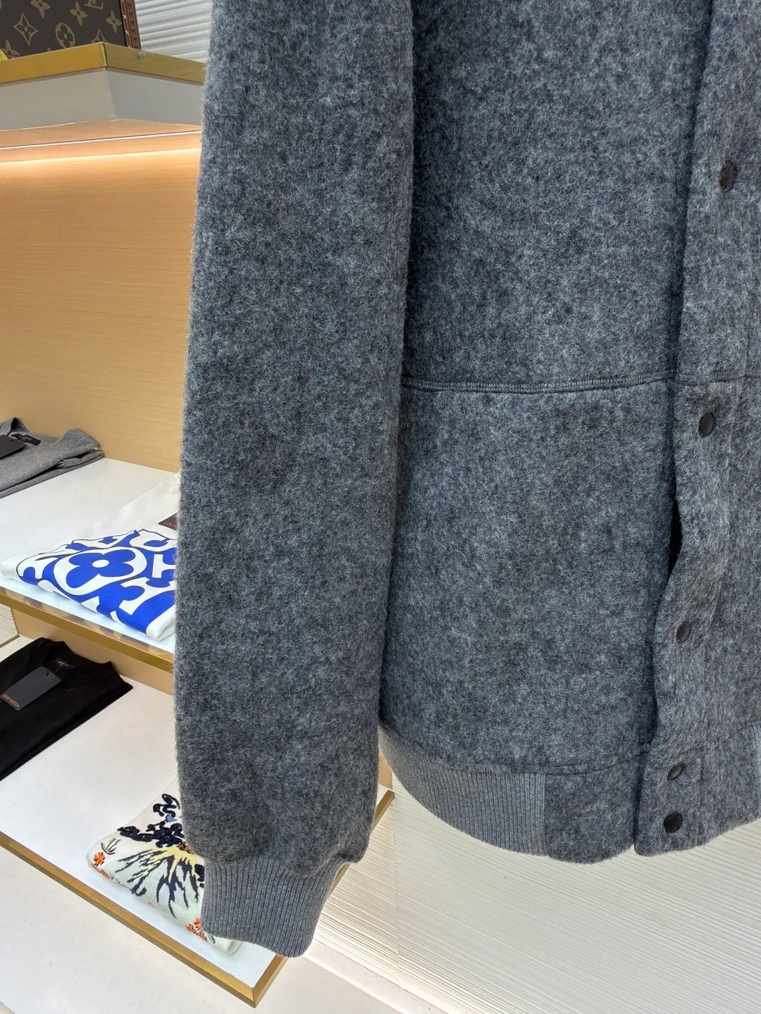 P770 Canada Goose Fleece Badge Button Jacket ●Original version: purchased and developed by 6199 ●Item number: 1682131-C55 ●Fabric: wool blended fabric ●Technology: rib knitting ●Color: dark gray ●Version: fitted version ●Weight: about 910 grams ●Size: S-M-L-XL ●Description: Wool blend fabric: The main fabric of this jacket is light gray wool blend fabric to improve the fabric's wear resistance, wrinkle resistance and warmth. Wool provides good warmth and a natural feel, while blended fibers enhance the fabric's practicality and durability. Rib knit at collar, cuffs and hem for added stretch and fit. The cutting process needs to ensure that the texture and color of the fabric are evenly distributed, especially with this light gray tone, to avoid chromatic aberrations. The stretchability of wool-blend fabrics needs to be taken into consideration when cutting pieces to ensure dimensional stability of the finished garment. Use a sewing needle and thread suitable for wool-blend fabrics to avoid damage to the fabric during sewing. The sewing stitches are even and firm to prevent thread stripping. The temperature needs to be controlled during ironing to avoid high temperature damage to the fabric while keeping the fabric smooth and crisp. The overall wiring is straight and delicate, the fabric is comfortable and soft, and the color is consistent without color difference. It can be matched with the same style to create a fashionable look and control various occasions. Customized accessories, complete with three standards, same style for men and women!